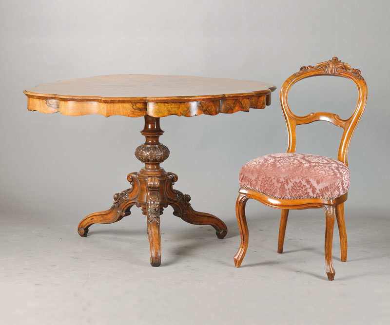 Salongruppe bestehend aus 5 Stühlen und einem Tisch, um 1860/70, Nussbaum, Tischplatte mit gespiegeltem Maserholz, reichlich gedrechselter ...