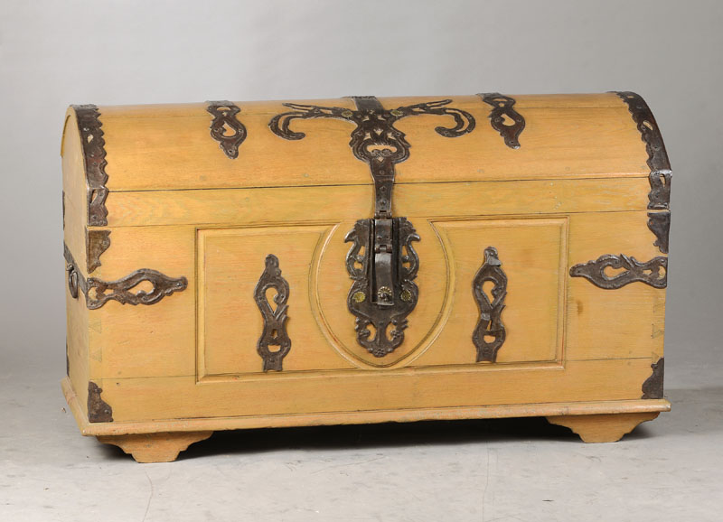 Barocktruhe, sog. Buckeltruhe, nordeutsch, um 1800/10, Eiche massiv, reiches Beschlagwerk,kein Schloss, altersbedingt stabiler Zustand, ...