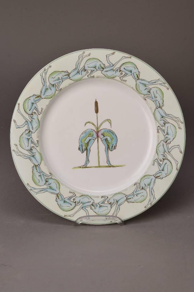 Tomi Ungerer, geb. 1931 Straßburg, Zierteller, Heinrich/Villeroy & Boch, Porzellan, Rand mit umlaufenden Froschdekor, mittig zwei sich beugende ...
