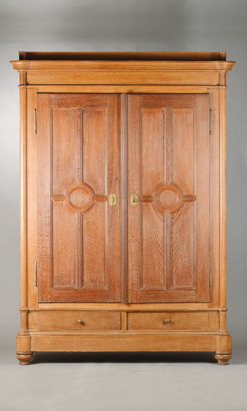 Spätbiedermeierschrank, wohl Elsass-Lothringen ,um 1860/70, Eiche massiv, Giebel vielfach getreppt u. profiliert, Ecken abgerundet u. weit ...
