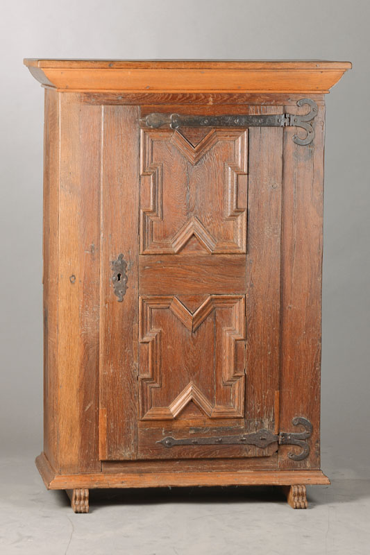 1-türiger Barockschrank, wohl Hessen, Schwalm , 2.H.18.Jh., Eiche massiv, Tür auf Rahmen gearbeitet u. vielfach verkröpft, Rückwand u. Profile ...