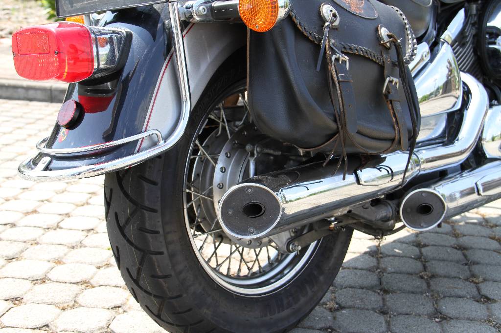 Detail b: Kawasaki VN800, EZ 04.2000, 2.Hand, Laufleistung 18.789 km, 25 KW/ 34 PS, TÜV bis 09.2016, Schaltgetriebe, schwarz/anthrazit metallic, Leder ...
