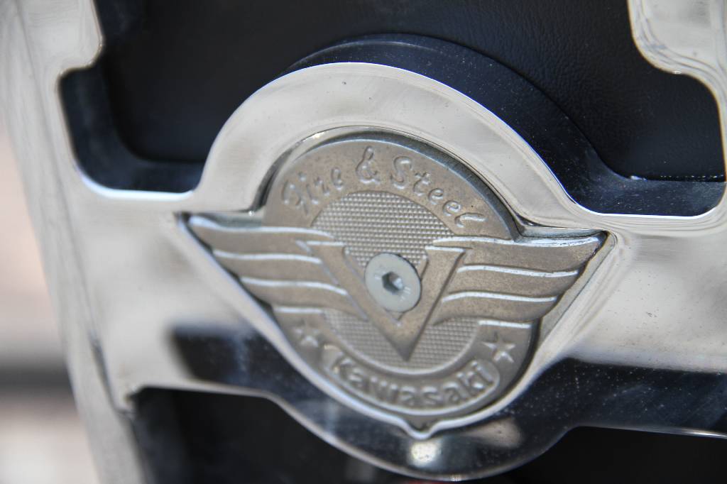 Detail d: Kawasaki VN800, EZ 04.2000, 2.Hand, Laufleistung 18.789 km, 25 KW/ 34 PS, TÜV bis 09.2016, Schaltgetriebe, schwarz/anthrazit metallic, Leder ...