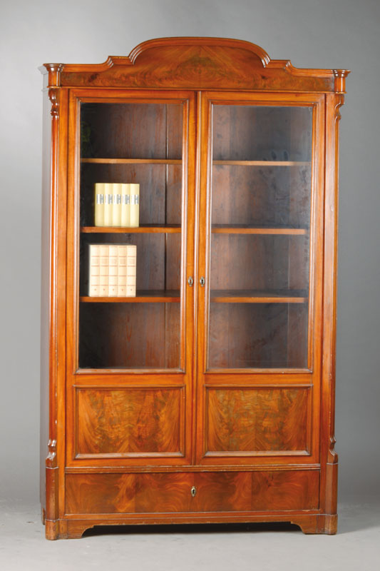 Vitrine, mitteldeutsch, um 1860/70, Mahagoni- bzw. Pyramidenmahagonifurnier auf Weichholzkorpus, 2-türig, alt verglast, geschweifter Giebel, ...
