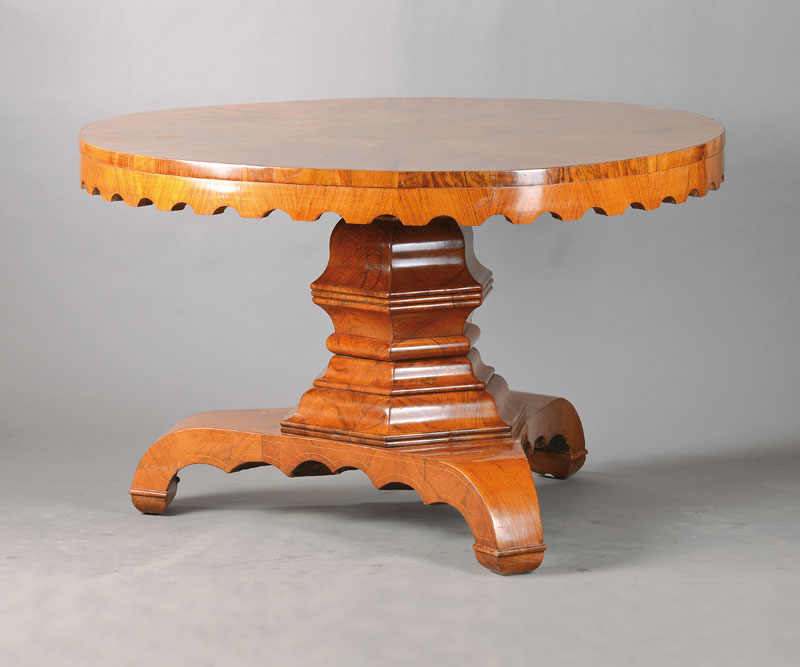 Salontisch, deutsch, um 1820/30, Nussbaum- bzw. Wurzelnussfurnier z.T. radial verlegt, Platte mit vielfach geschweifter Zarge, oktogonaler ...