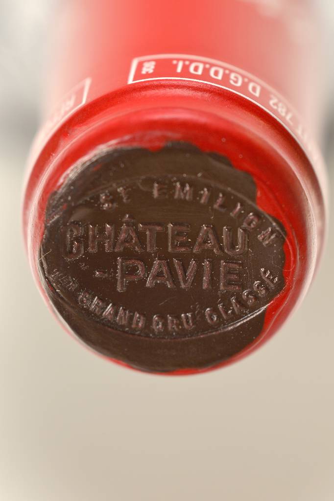 Detail a: 1 Flasche 2003 Chateau Pavie, Saint - Emilion, Premier Grand Cru, high fill, Abstandvon Kapsel bis zum Wein: 1 cm, ca. 75 cl, unverkostet, sehr guter ...