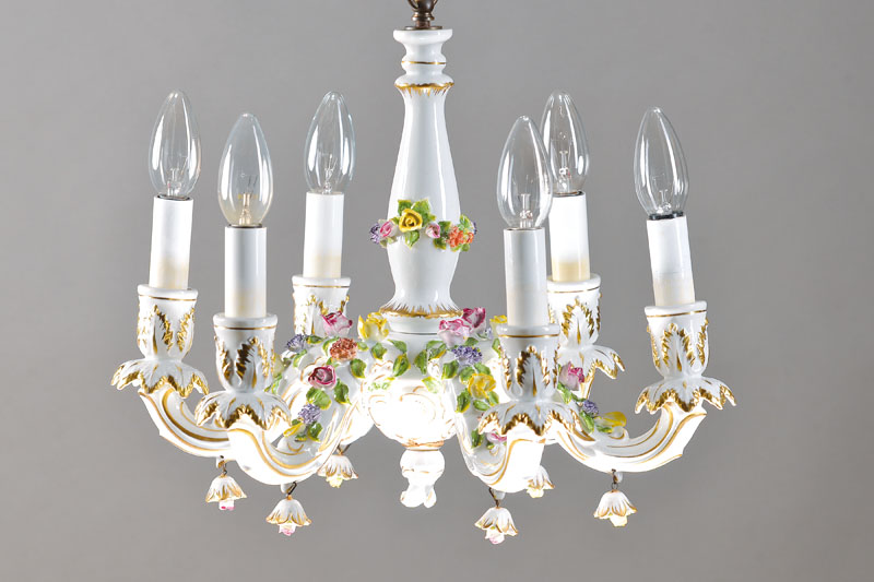 Deckenlampe, wohl Thüringen, 2. Hälfte 20. Jh., Porzellan, sechs Brennstellen, applizierte Blümchen, bemalt, Goldstaffage, Blütenabhängungen, ...