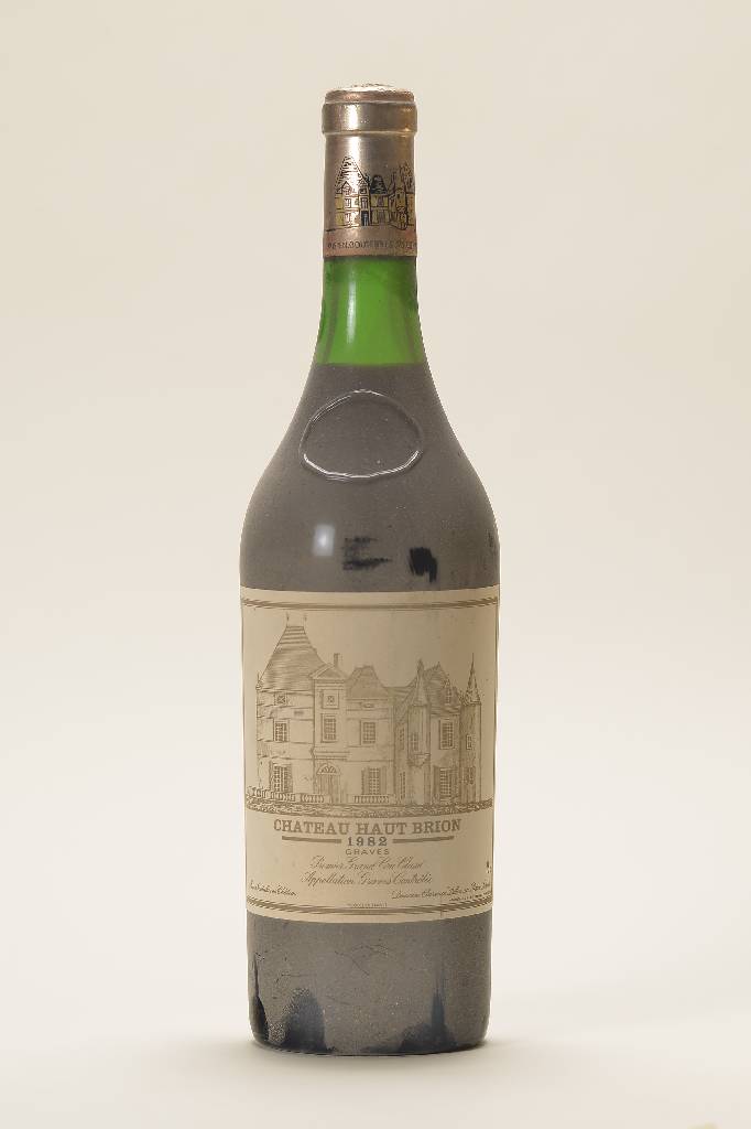 3 Flaschen 1982 Chateau Haut Brion, Graves, Premier Grand cru Classe, Abstand zwischen Kapsel und Wein: 2-4 cm, je ca. 75 cl, unverkostet, Wine ...