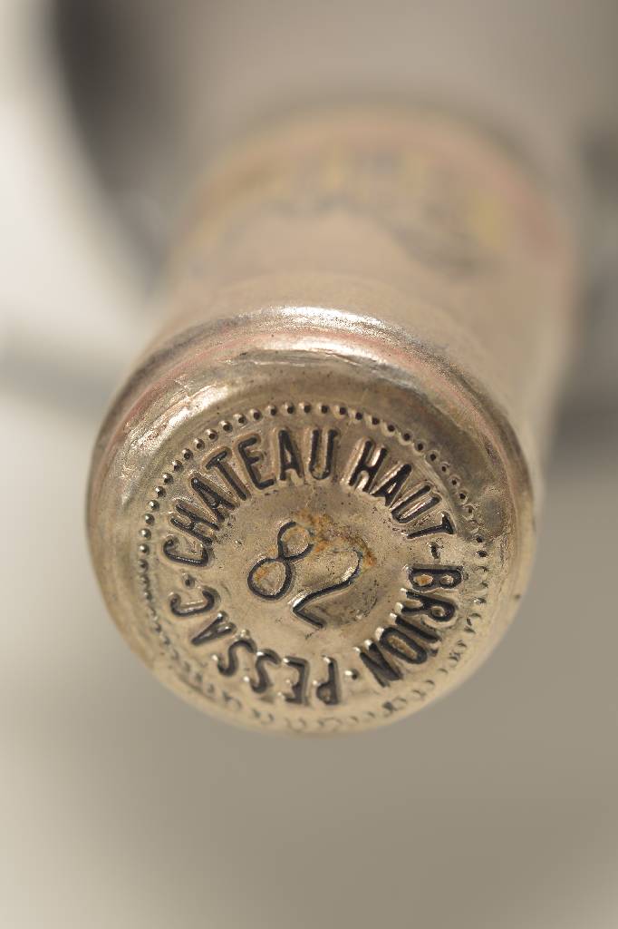Detail a: 3 Flaschen 1982 Chateau Haut Brion, Graves, Premier Grand cru Classe, Abstand zwischen Kapsel und Wein: 2-4 cm, je ca. 75 cl, unverkostet, Wine ...