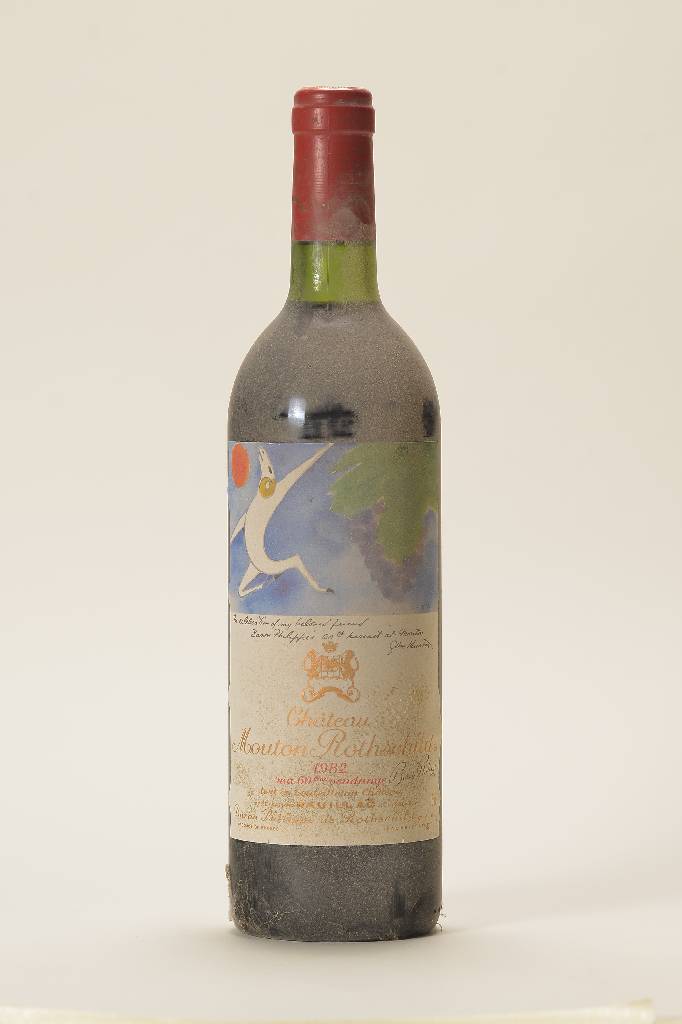 1 Flasche 1982 Chateau Mouton Rothschild, Pauillac, Premier Cru Classe, Entwurf Künstleretikett: John Houston, ca. 75 cl, top shoulder, unverkostet, ...