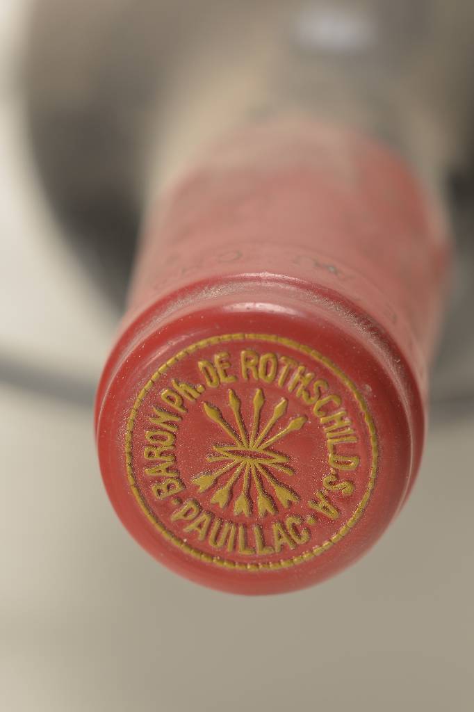 Detail a: 1 Flasche 1982 Chateau Mouton Rothschild, Pauillac, Premier Cru Classe, Entwurf Künstleretikett: John Houston, ca. 75 cl, top shoulder, unverkostet, ...