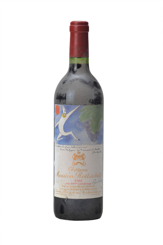 2 Flaschen 1982 Chateau Mouton Rothschild, Pauillac, Premier Cru Classe, Entwurf Künstleretikett: John Houston, je ca. 75 cl, je into neck, ...