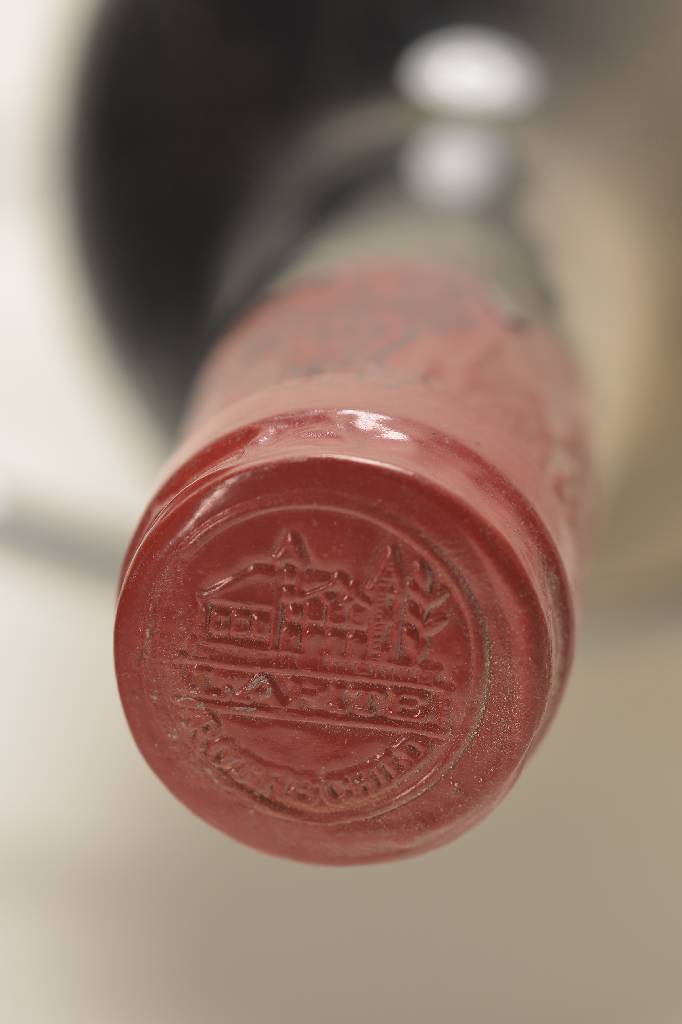 Detail a: 2 Flaschen 1975 Chateau Lafite-Rothschild, Pauillac, Premier Grand Cru Classe, je ca. 73 cl, into neck, unverkostet, 92 Parker Punkte