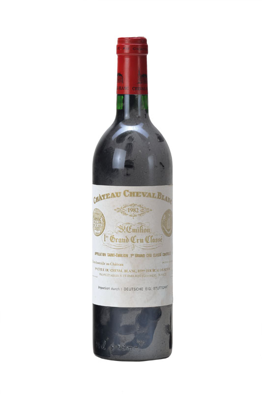 3 Flaschen 1982 Chateau Cheval Blanc, St. Emilion, Premier Grand Cru Classe, top shoulder bis into neck, je ca. 75 cl, unverkostet, Importiert durch ...