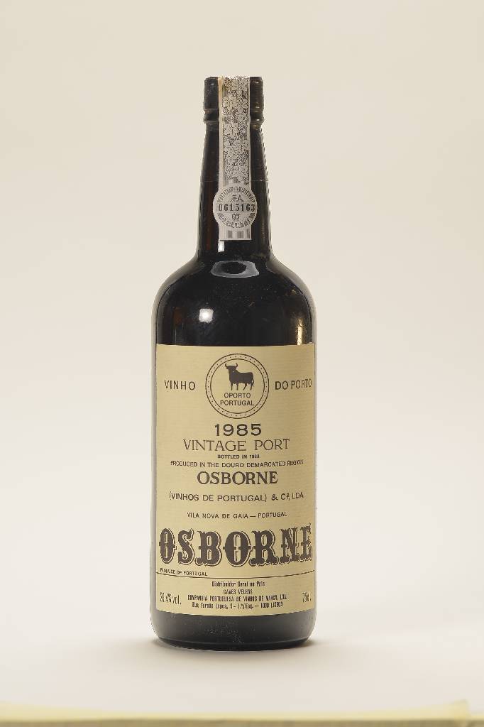1 Flasche 1985 Osborne Vintage Port, into neck, ca. 75 cl, unverkostet, 1988 in die Flasche gefüllt, unverkostet, in Originalholzkiste