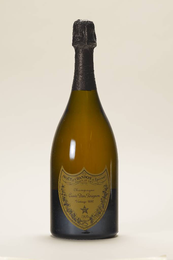3 Flaschen 1990 Moet et Chandon Dom Perignon , Vintage-Champagner, je ca. 75 cl, Abstand zwischen Flaschenboden und Wein: ca. 2 cm, unverkostet, in ...