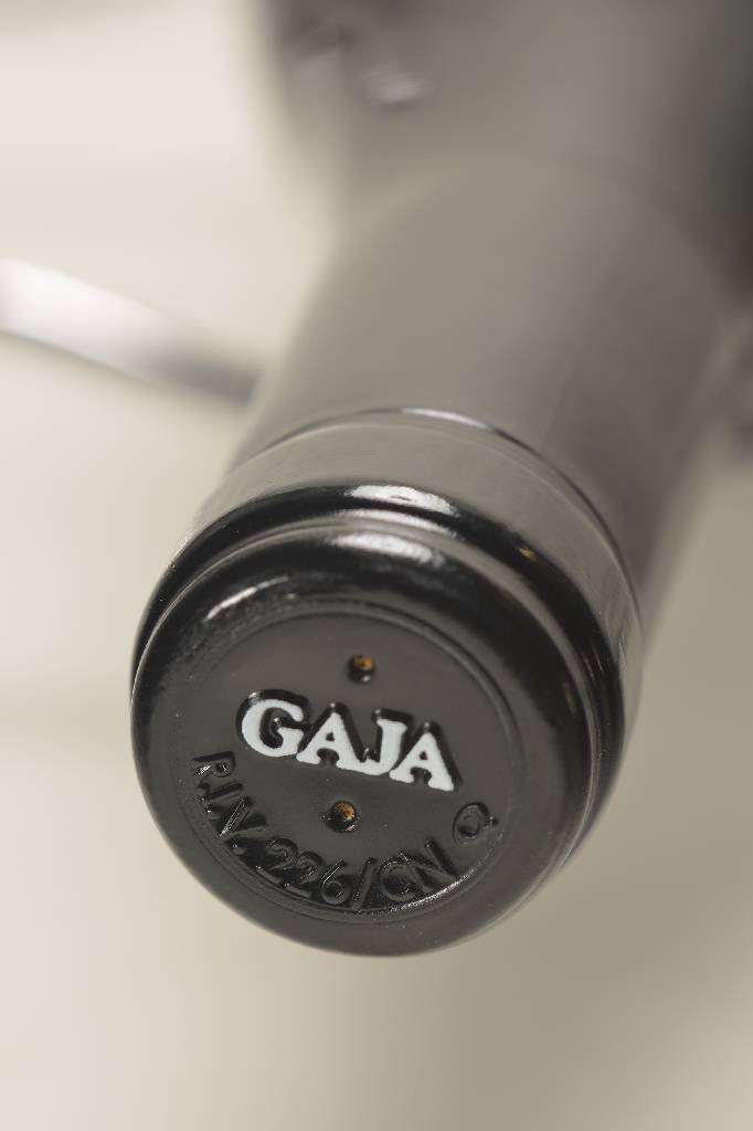 Detail a: 6 Flaschen 2000 Gaja Langhe, 2 x Sori Tildin, 2 x Costa Russi u. 2 x Sori S. Lorenzo, Abstand zwischen Kapsel u. Wein max. 1,5 cm, je ca. 75 cl, ...
