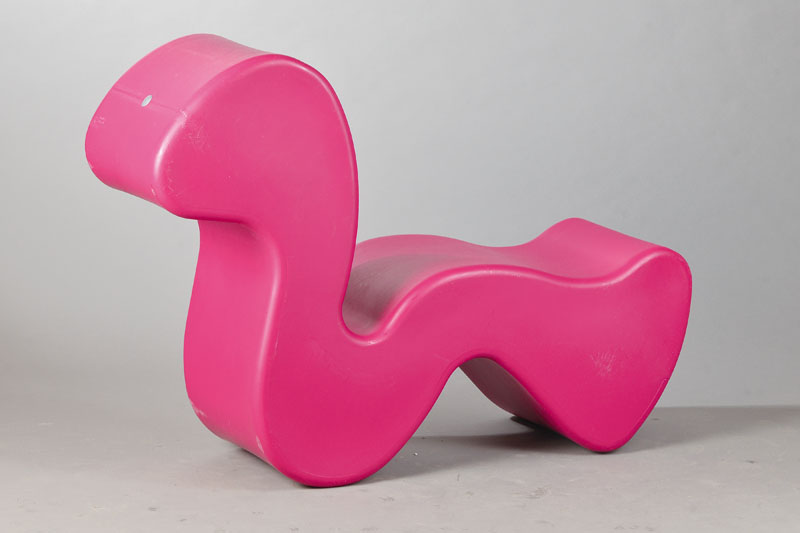 Multifunktionsmöbel "Phantom", Entwurf Verner Panton, 1998, Material: Polypropylen, formgeblasenes Kunststoffmöbel, kann durch einfach ...