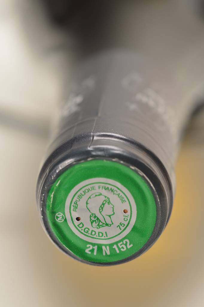 Detail a: 6 Flaschen 2011 Meursault Ropiteau, Premier Cru Perrieres, je ca. 75 cl, Abstand zwischen Kapsel und Wein: ca 1 cm, unverkostet, in Originalkarton