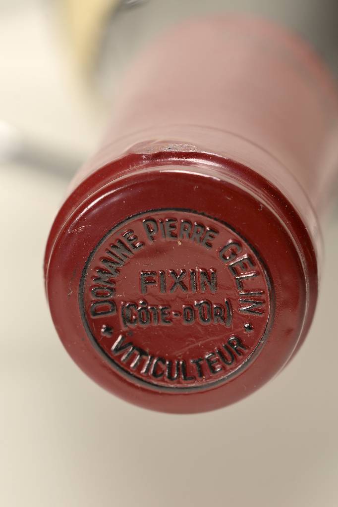 Detail a: 6 Flaschen 1985 Gevrey Chambertin, Domaine Pierre Gelin, Cote-d'Or, Abstand zwischen Kapsel und Wein: ca. 1-1,5 cm, je ca. 75 cl, unverkostet, ...