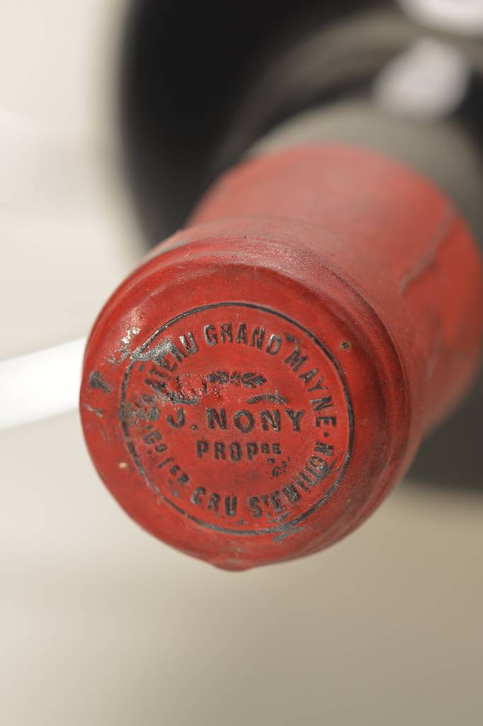 Detail a: 1 Magnumflasche 1957 Chateau Grand-Mayne, St. Emilion, Grand Cru Classe, ca. 1,5 l, top shoulder, unverkostet, Etikett l. besch. und beschmutzt