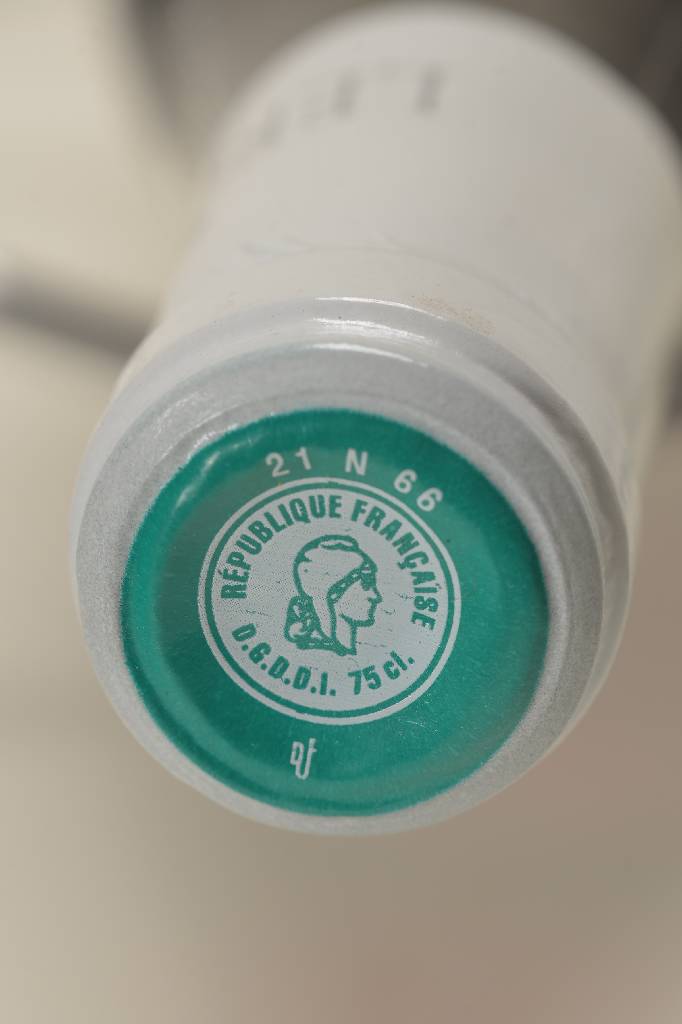Detail a: 1 Flasche 1976 Leroy Auxey-Duresses, Cote d'Or, ca. 75 cl., Abstand zwischen Kapselund Wein: ca. 3 cm, unverkostet