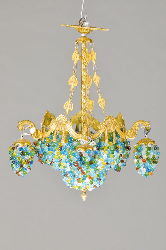 Deckenlampe, Frankreich, um 1970, nach altemVorbild, verzierte Gelbgußmonturen, mittig drei Brennstellen, außen 6 Brennstellen, stattSchirme bunte ...