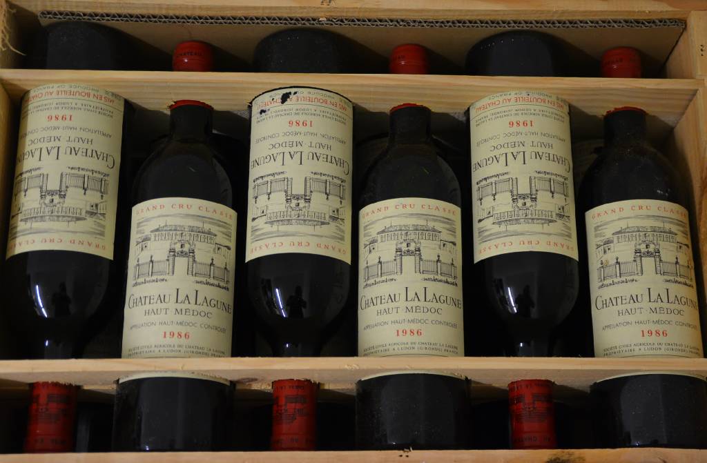 12 Flaschen 1986 Chateau La Lagune, Haut Medoc, Grand Cru Classe, top shoulder u. besser, je ca. 75 cl, unverkostet, Etiketten teil. l. besch., in ...