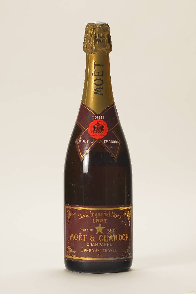4 Flaschen 1981 Moet & Chandon Brut Imperial Rose, Champagne, je ca. 75 cl, Abstand zwischen Flaschenboden und Wein: ca. 1-1,5 cm,unverkostet, ...