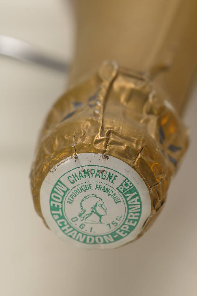 Detail a: 4 Flaschen 1981 Moet & Chandon Brut Imperial Rose, Champagne, je ca. 75 cl, Abstand zwischen Flaschenboden und Wein: ca. 1-1,5 cm,unverkostet, ...