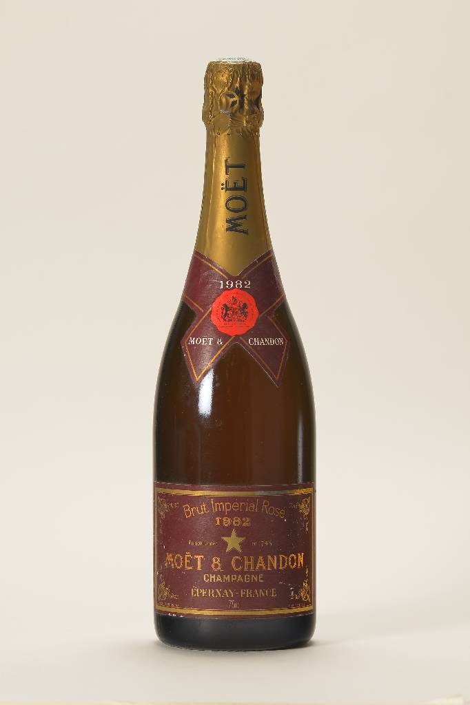 2 Flaschen Moet & Chandon Brut Imperial Rose , Champagne, Jahrgänge: 1x 1980 u. 1x 1982, je ca. 75 cl, Abstand zwischen Flaschenboden u. Wein: ca. ...
