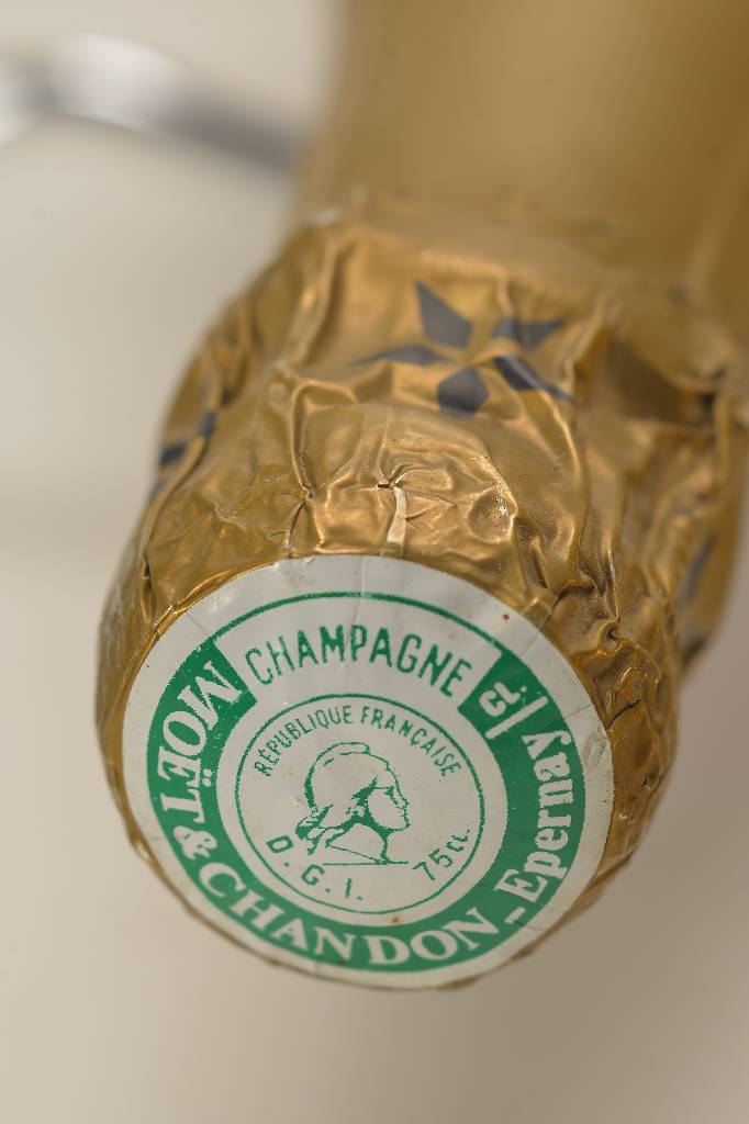 Detail a: 2 Flaschen Moet & Chandon Brut Imperial Rose , Champagne, Jahrgänge: 1x 1980 u. 1x 1982, je ca. 75 cl, Abstand zwischen Flaschenboden u. Wein: ca. ...