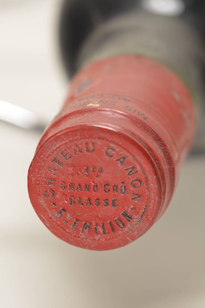 Detail a: 8 Demi-Flaschen Château Canon, je 37,5 cl, 2 x 1973 und 6 x 1974 Jahrgang, Premier Grand Cru Classé, top shoulder und besser, Etiketten teilw. l. ...