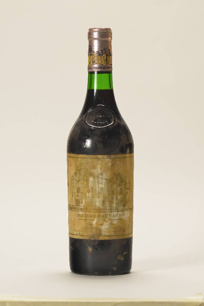 4 Flaschen 1974 Château Haut Brion, Premier Grand Cru Classé, je 75 cl, into neck,Etiketten angelaufen, unverkostet