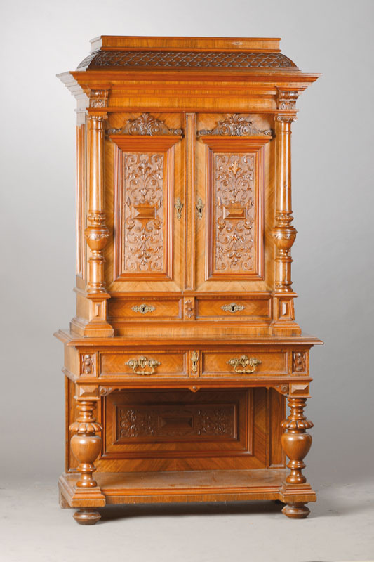 Kabinettsschrank, deutsch um 1880/90, Nussbaum massiv u. furniert auf Kreuzfuge, Giebel mit Schuppendekor, vielfach getrepptes Profil, Aufsatz ...