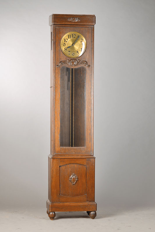 Standuhr, Uhrenfabrik "Urgos" Schwenningen am Neckar, um 1930, Eichengehäuse im Stil der Zeit, furniert mit Applikationen, Schwungbereich ...