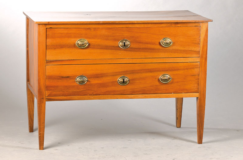 Kommode, süddeutsch, um 1820, Nussbaum massiv, 2-schübig, stark vereinfachte biedermeier-typische Form, konische Vierkantbeine, orig. Beschläge u. ...