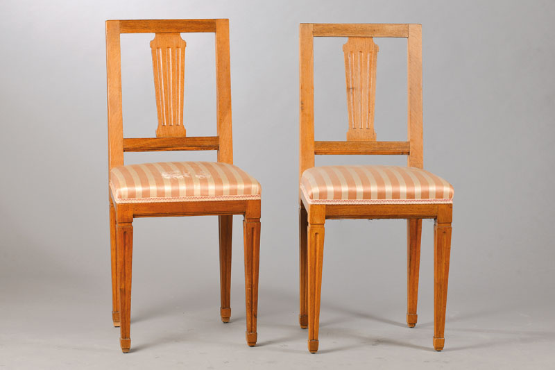 3er Satz Louis-Seize-Stühle, deutsch, um 1810, Nussbaum massiv, klassische Formgebung, Rückenlehne mit vasenartigem Mittelsteg, typische konische ...