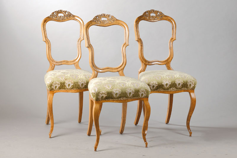 3er Satz Barockstühle, süddeutsch, um 1750, Nussbaum massiv, allseitig geschwungene Form, Rückenlehne ballonartig u. verkröpft, Bekrönung mit ...