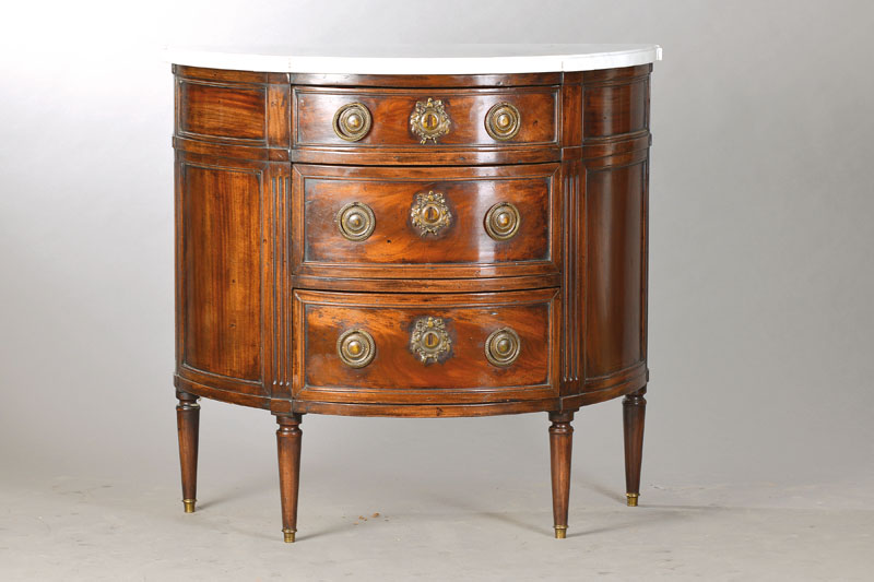 Demi-Lune-Kommode, wohl England, um 1900, Mahagoni massiv, Eiche Konstruktion, im Sheraton-Stil, 3-schübig, Kanneluren, klassizistischer Beschlag, ...