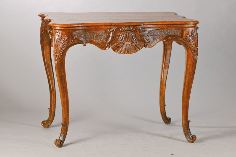 Barocktischchen, sog. console de milieu, um 1770, Eiche u. Buche massiv, allseitig geschweift u. gekröpft, Zarge mit feiner Kammmuschel- u. ...