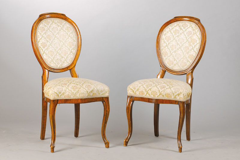 Paar Ballonrückenstühle, deutsch, um 1860, Nussbaum massiv, allseitig geschwungene Form, Louis-Philippe, Polster u. Bezug in gutem Zustand, H. ca. ...