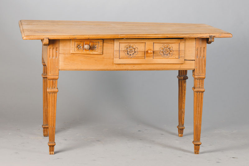 Louis-Seize-Tischchen, süddeutsch, um 1820, fein kannelierte Beine um 1770, 2-schübig mit Rosettenverzierung, Platte abnehmbar bzw. aufstellbar, ...