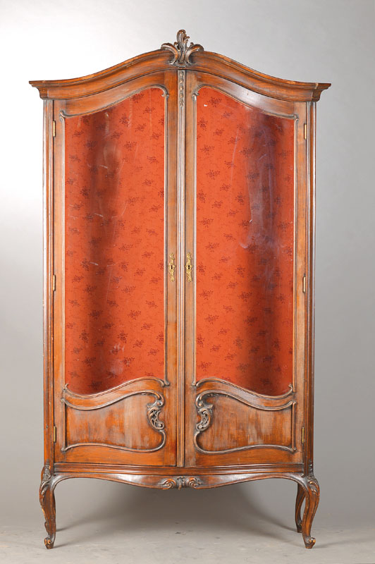 Vitrine im Barockstil, Ende 19.Jh., Buche massiv, Rokoko-Form, 2-türig, geschweifter Stollenfuß u. Zarge, frontseitig l. gewölbt, Akanthusblatt, ...