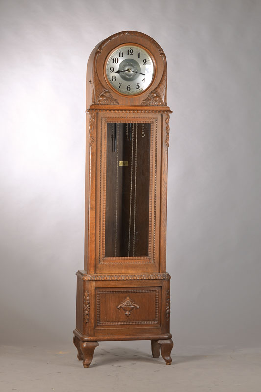 Standuhr, deutsch, um 1920/30, Eiche massiv,Schnitzarbeiten, Schwungbereich des Pendels facett. verglast, Rückwand mit altem Verkäuferetikett, ...