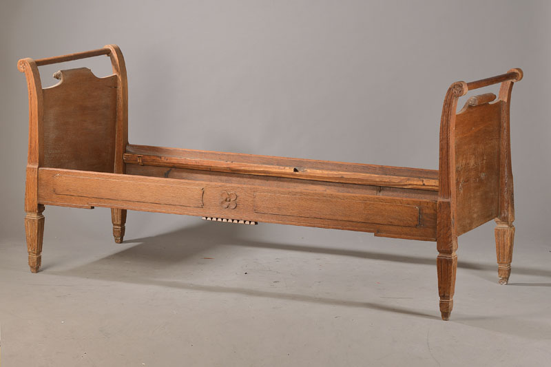 Bett,, wohl Frankreich, um 1900, Eiche massiv, klassizistische Motive, ca. 90x80x191 cm, Lattenrost (nicht vorhanden)ca. 170x73 cm