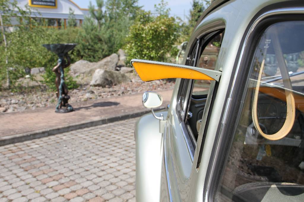 Detail d: Volkswagen Käfer 1200 Export, EZ 11.1958, 2.Hand, im Originalzustand, Laufleistung 43.200 Km, Winker (funktionsfähig), Warnblinkanlage ...