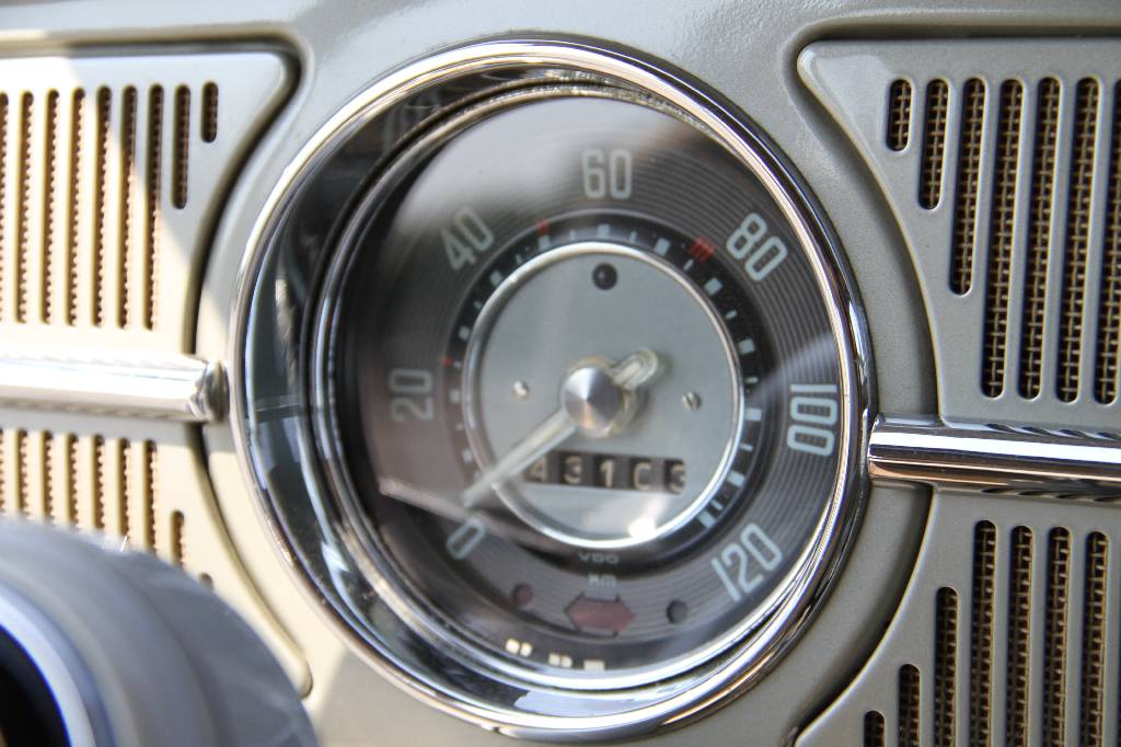 Detail h: Volkswagen Käfer 1200 Export, EZ 11.1958, 2.Hand, im Originalzustand, Laufleistung 43.200 Km, Winker (funktionsfähig), Warnblinkanlage ...