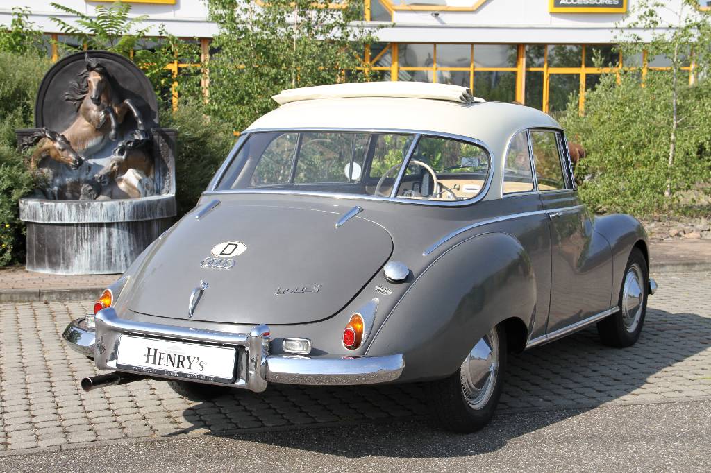 Detail b: Auto Union AU 1000S, EZ 07.1961, 2. Hand, Laufleistung 88.667 km original, 37 KW/ 50 PS,H-Kennzeichen, Schaltgetriebe, grau/weiß, Stoffausstattung ...