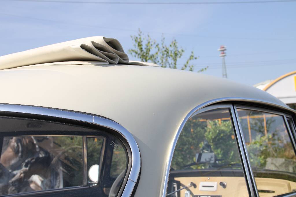 Detail d: Auto Union AU 1000S, EZ 07.1961, 2. Hand, Laufleistung 88.667 km original, 37 KW/ 50 PS,H-Kennzeichen, Schaltgetriebe, grau/weiß, Stoffausstattung ...